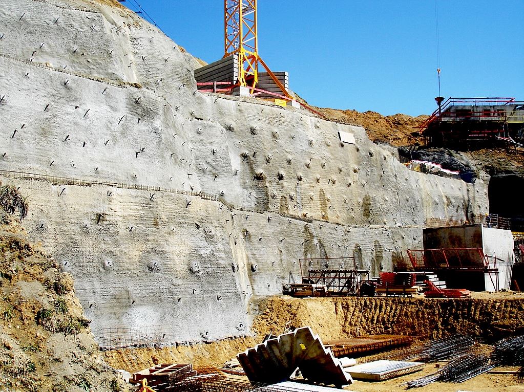 Géostructures à La Plagne (F) - Parois clouées pour la réalisation d'un complexe hôtelier